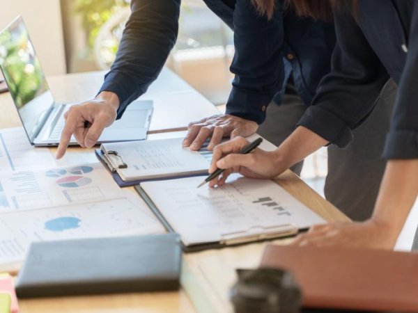 新玺配资 消费电子行业景气度持续回升，欧菲光等产业链企业受益